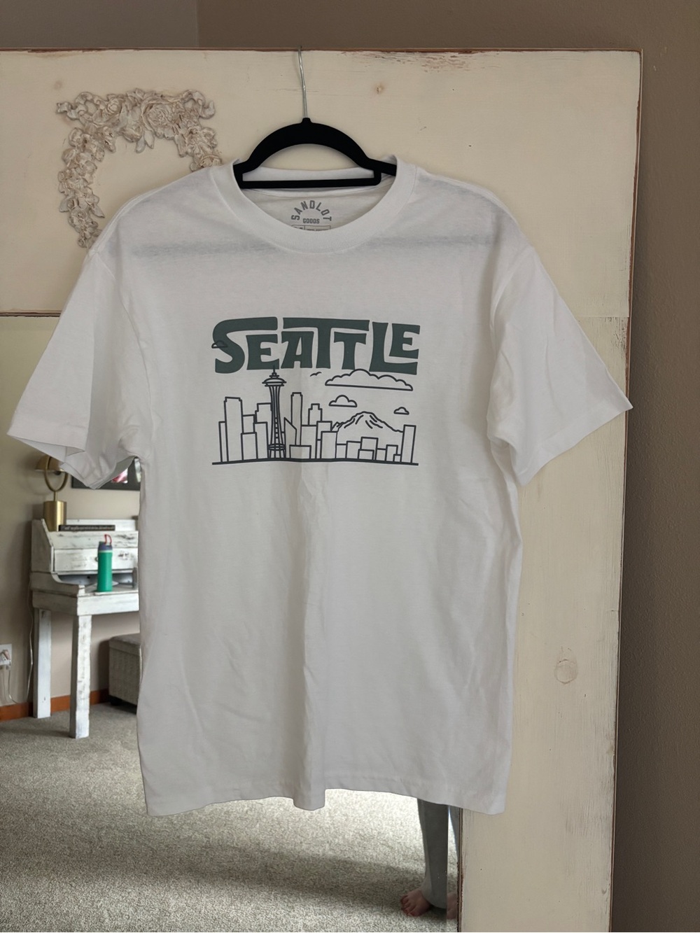 Seattle Skyline Graphic Tee - White with Green Print - size M